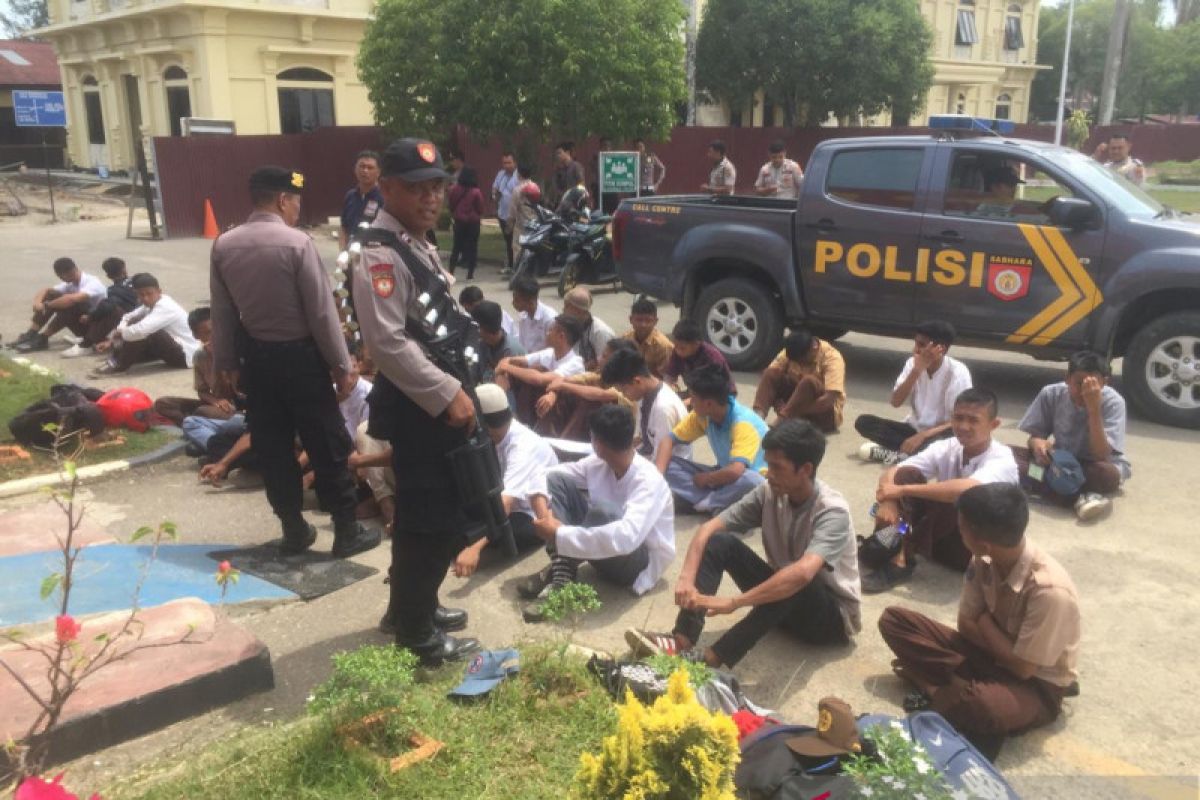 Polres Kendari mengamankan puluhan pelajar terlibat tawuran