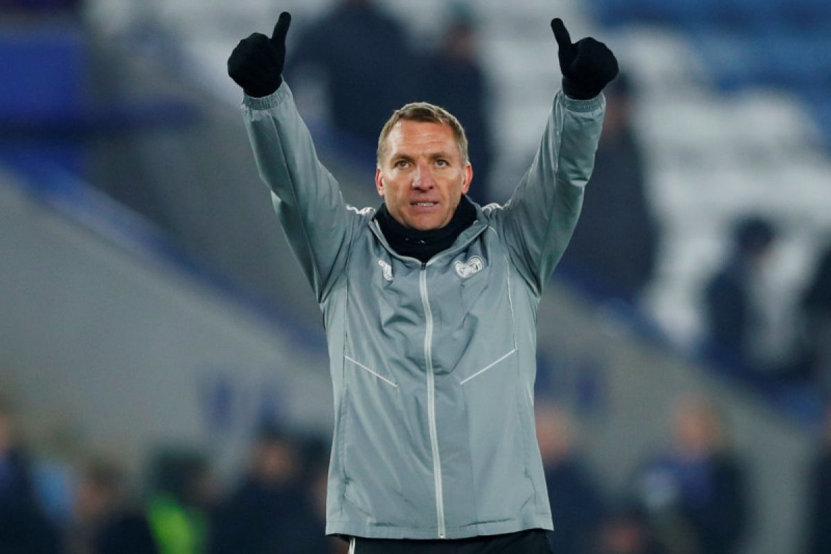 Tepis rumor pindah ke Arsenal, Rodgers teken kontrak baru Leicester