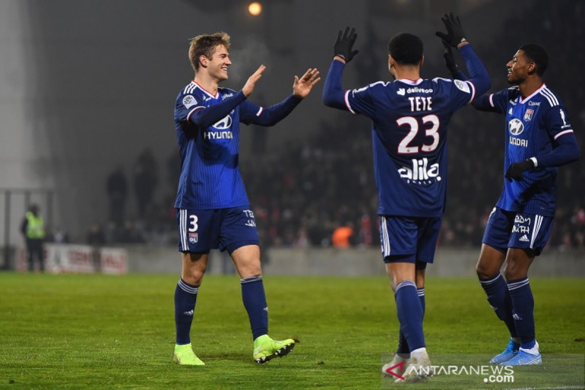 Lyon menang 4-0 lawan  sembilan pemain Nimes