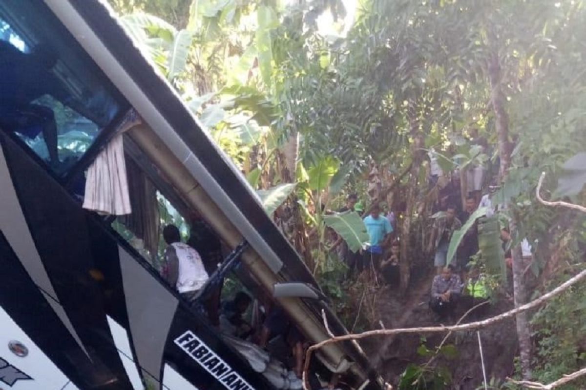 Bus rombongan guru TK  terguling di Blitar, dikabarkan lima meninggal