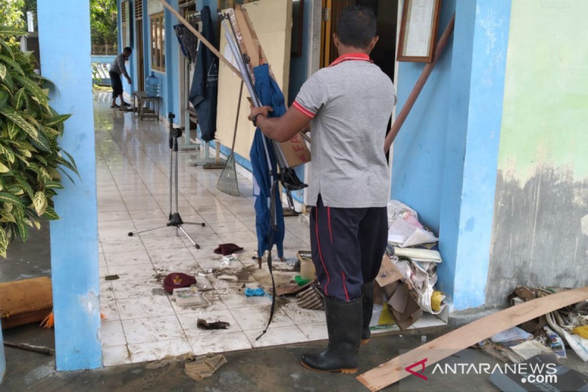 Sampah pascabanjir di Tambelan menumpuk