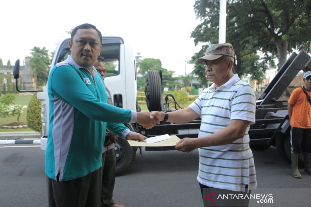 Pemkab Ogan Komering Ulu  dapat bantuan satu unit truk sampah