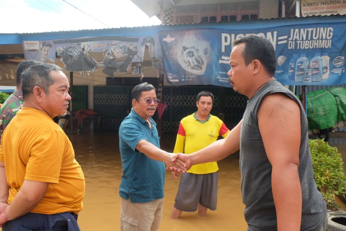 Bupati Sekadau pantau banjir di sejumlah titik di Kecamatan Nanga Taman