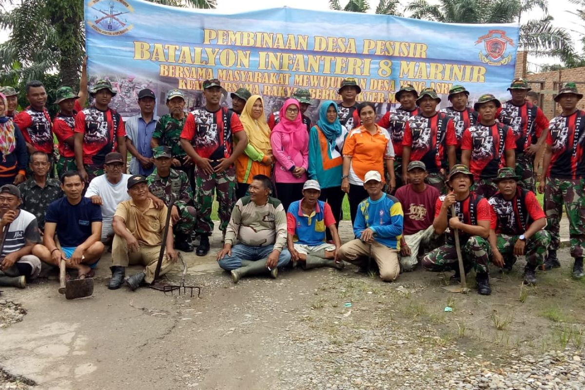 Warga Alur Dua Sei Lepan gotong royong