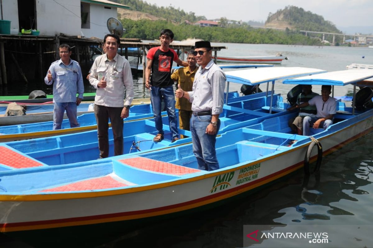 PT.IMIP serahkan kapal penangkap ikan untuk nelayan Morowali