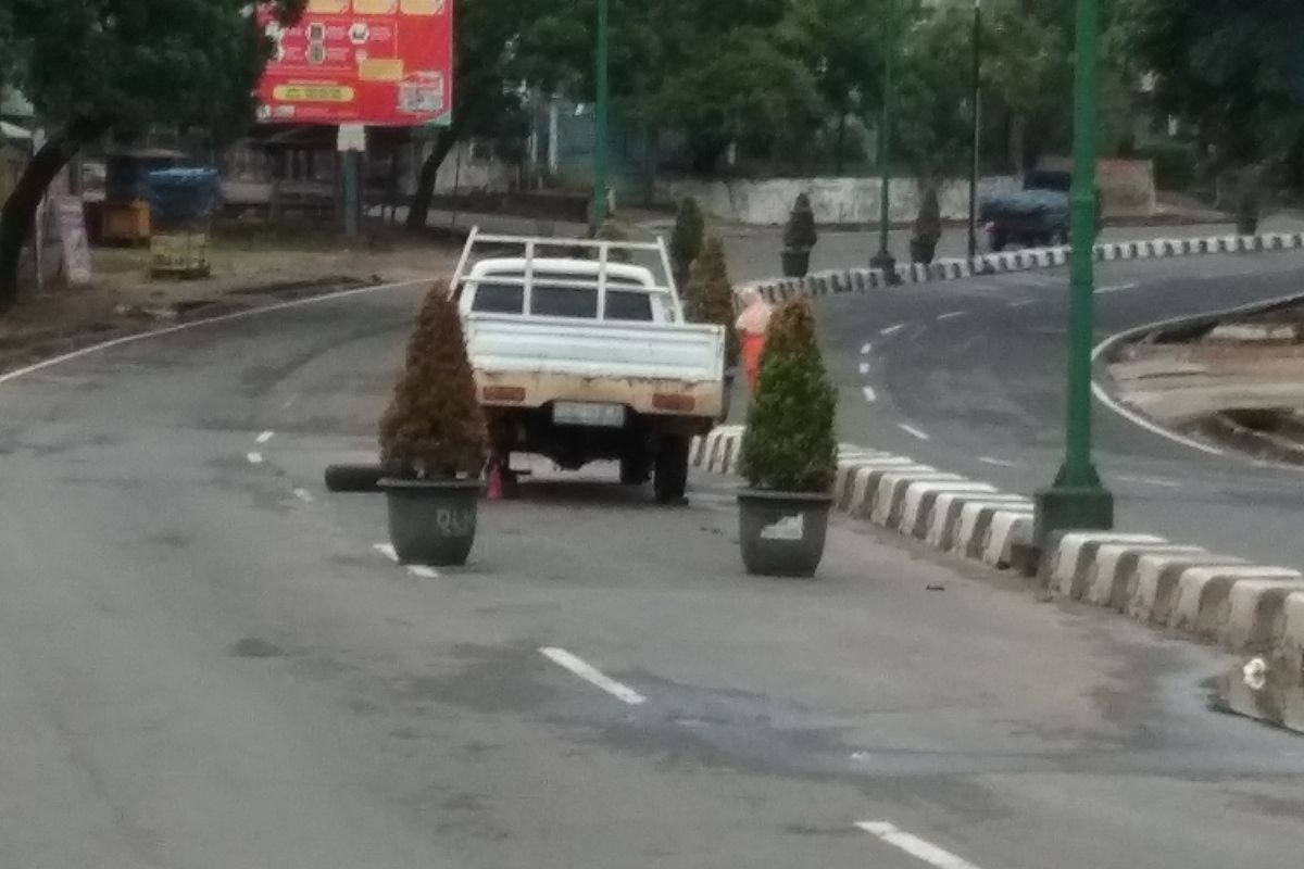 Pot bunga pindah ke tengah jalan