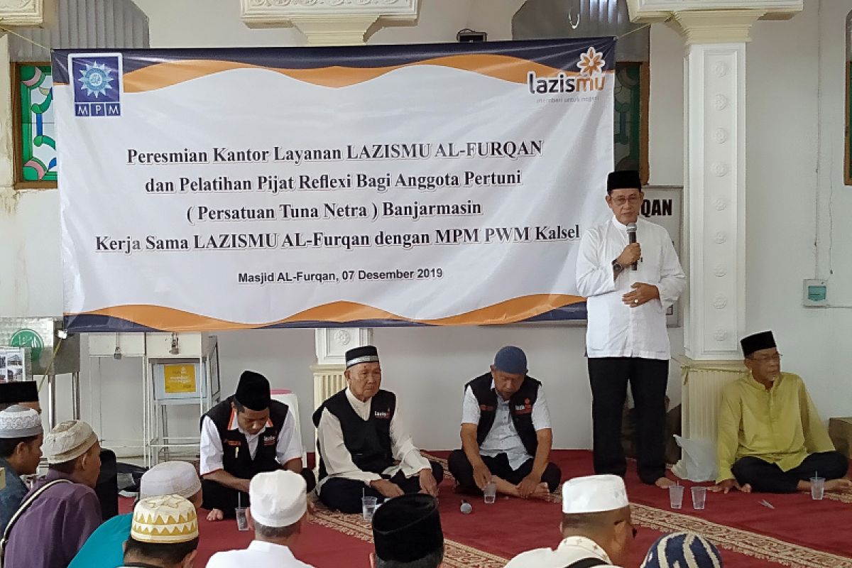 Muhammadiyah Kalsel latih para tuna netra keterampilan pijat refleksi