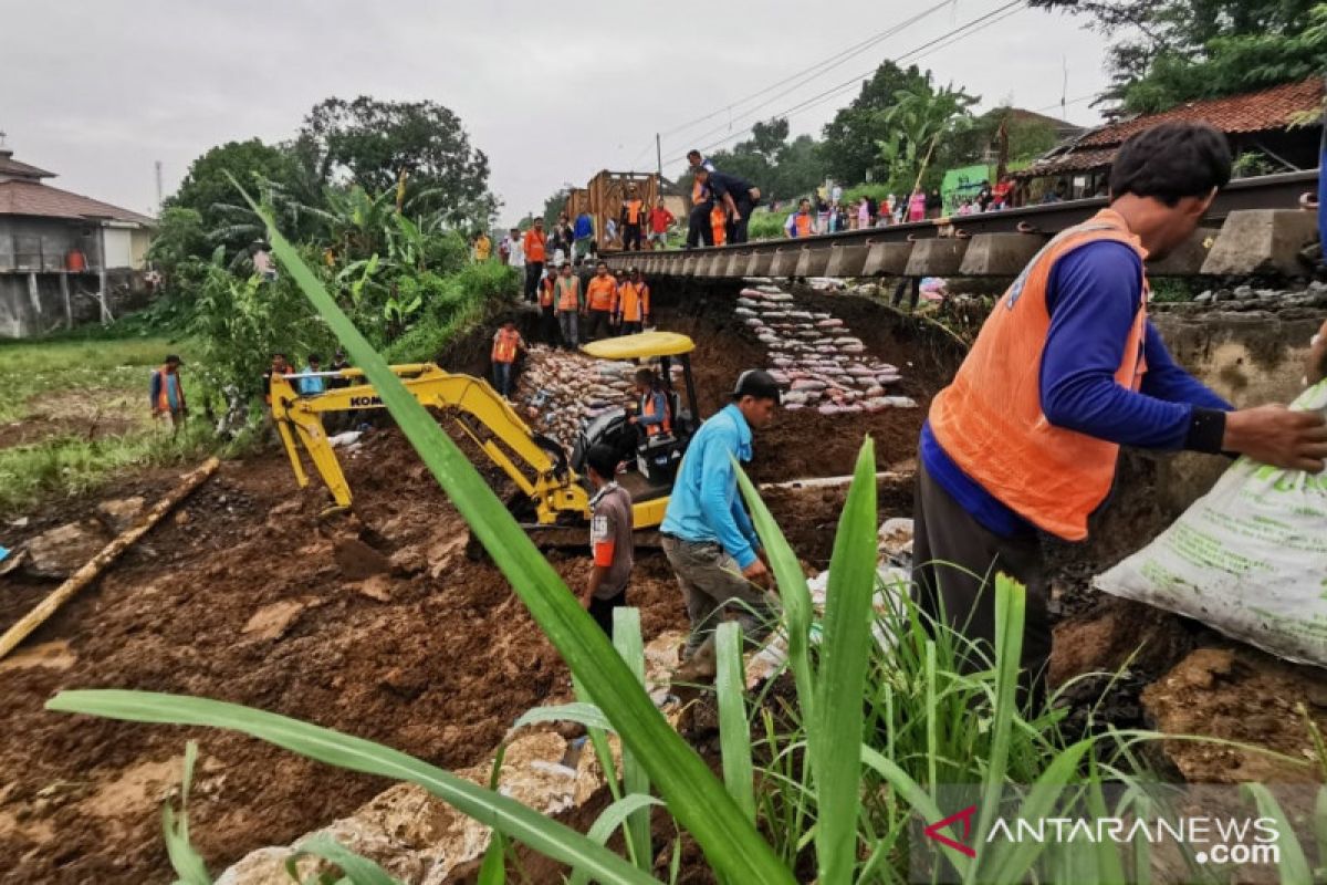 Akibat longsor empat jadwal perjalanan KA Pangrango dibatalkan