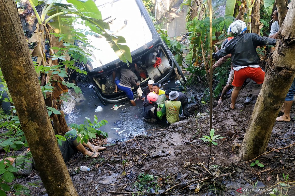 Polisi evakuasi badan bus yang terjun ke sungai