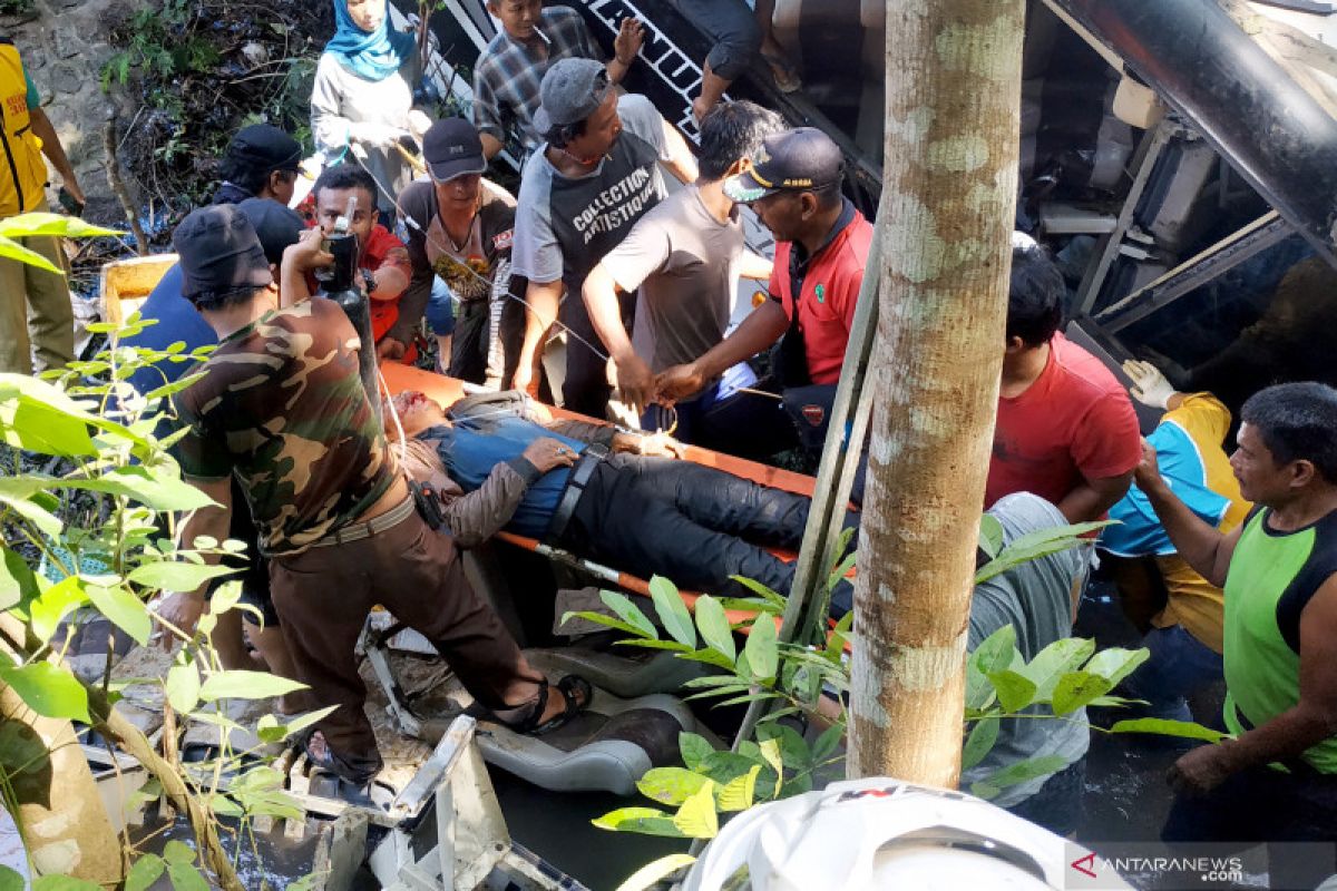 Rumah sakit sebut ada lima korban tewas kecelakaan bus terguling di Blitar