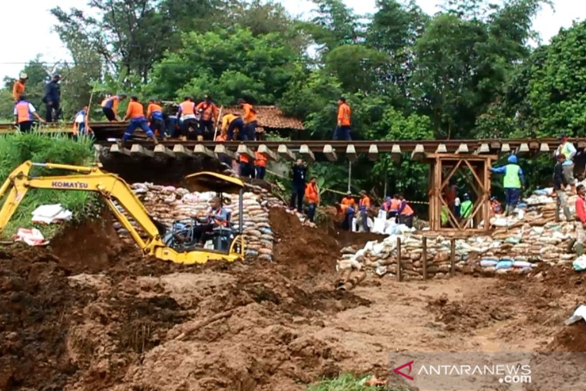 PT KAI bangun jembatan sementara agar KA Pangrango bisa beroperasi