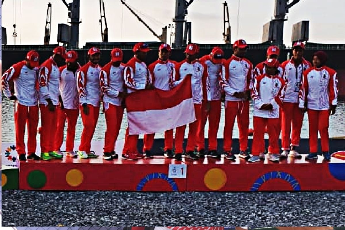 Kontingen Dayung tradisional borong tiga emas