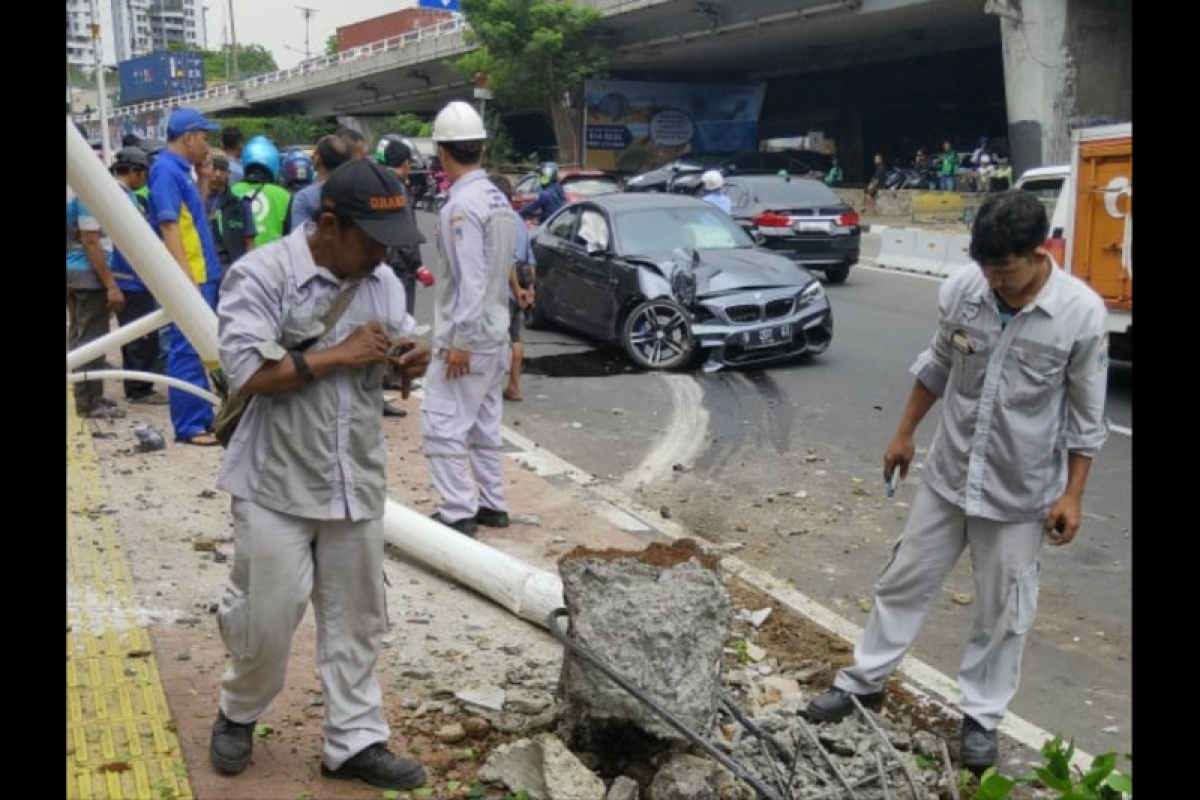 Mobil mewah tabrak lampu penerangan di Jalan S Parman