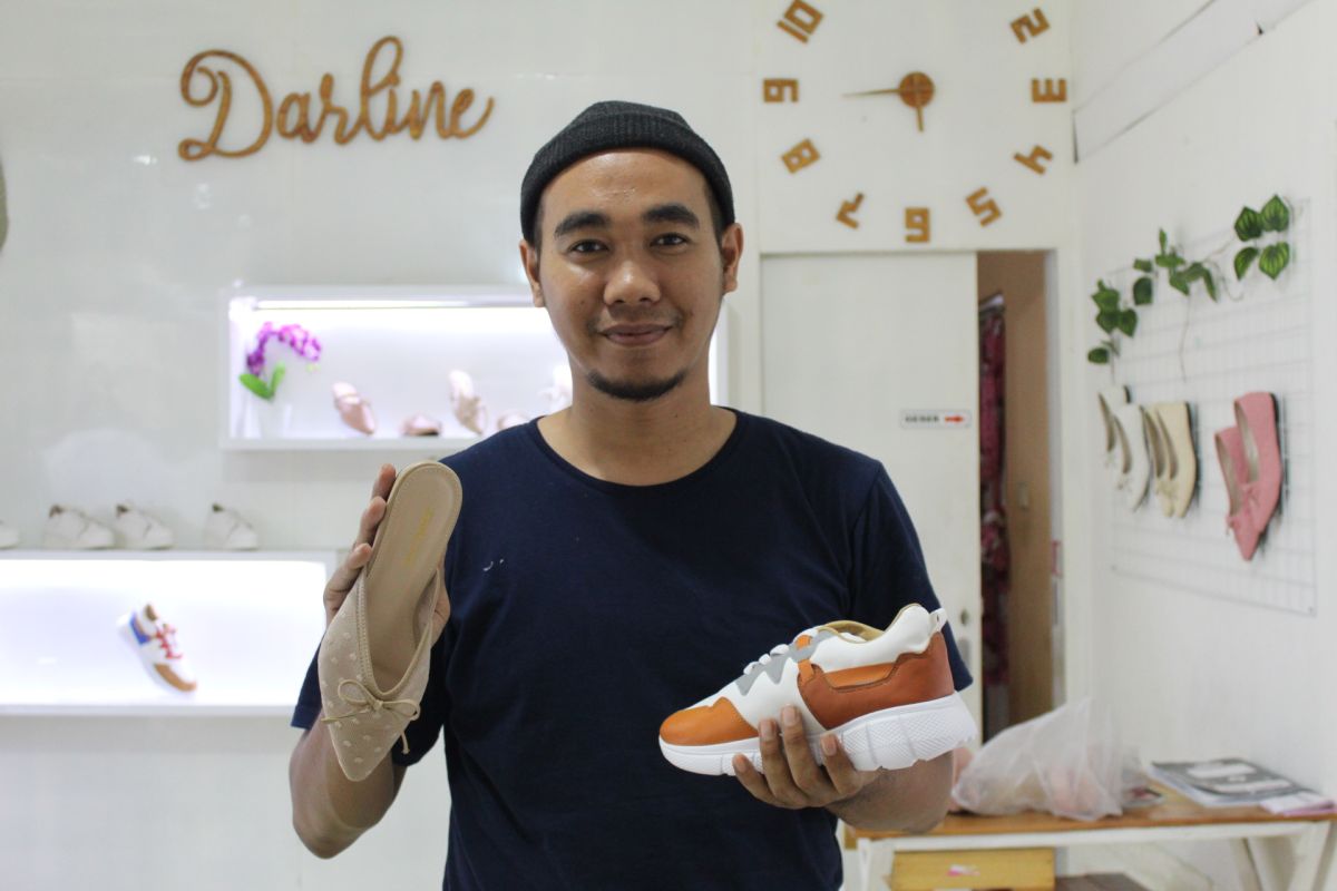 Tren kekinian, pelaku UMKM kembangkan sepatu handmade dengan harga terjangkau