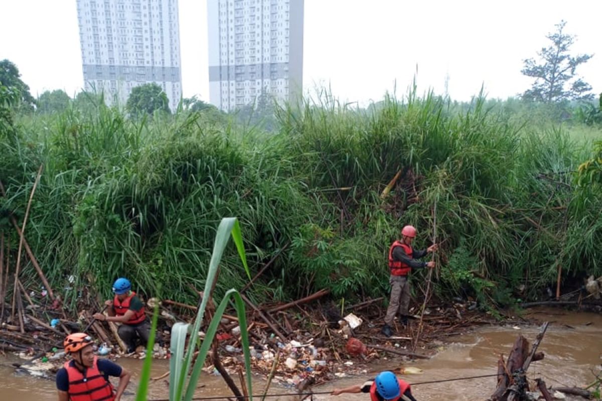 Asik berenang, bocah 12 tahun hanyut di Kali angke