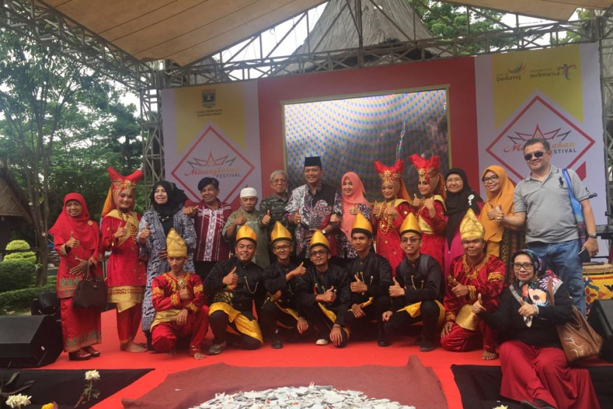 Minangkabau Festival entertain minangnese at TMII on December 7th-8th