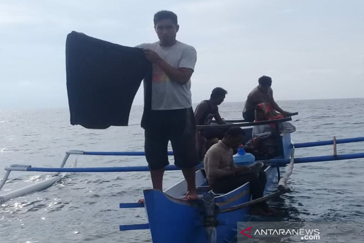 Tim SAR Kendari temukan baju kaos milik nelayan hilang