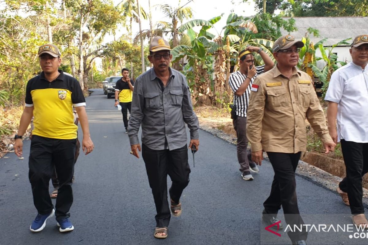 Bupati jalan kaki susuri proyek pengasapalan di Lontar