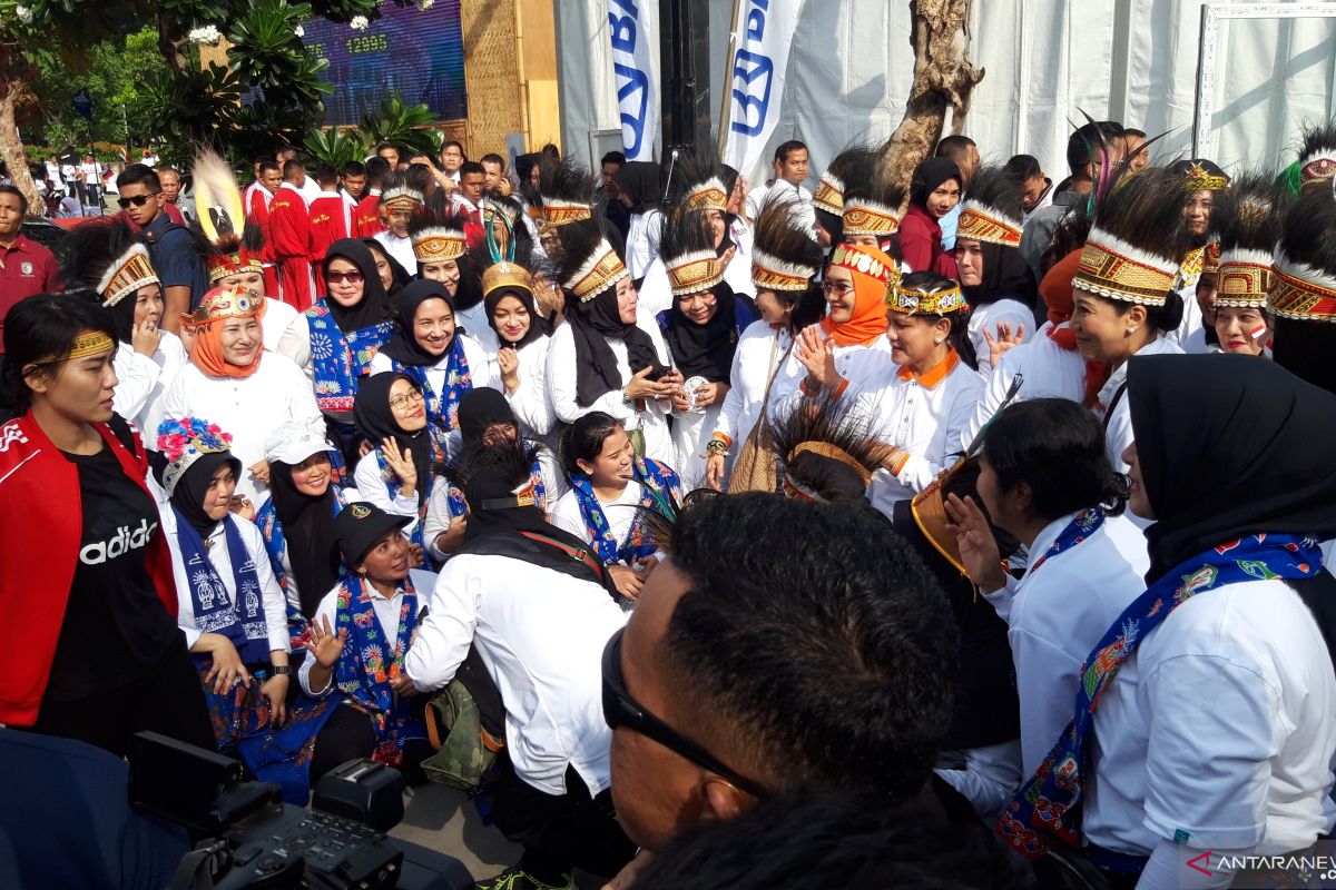 Indonesian First Lady joins a family fun walk for Mother's Day