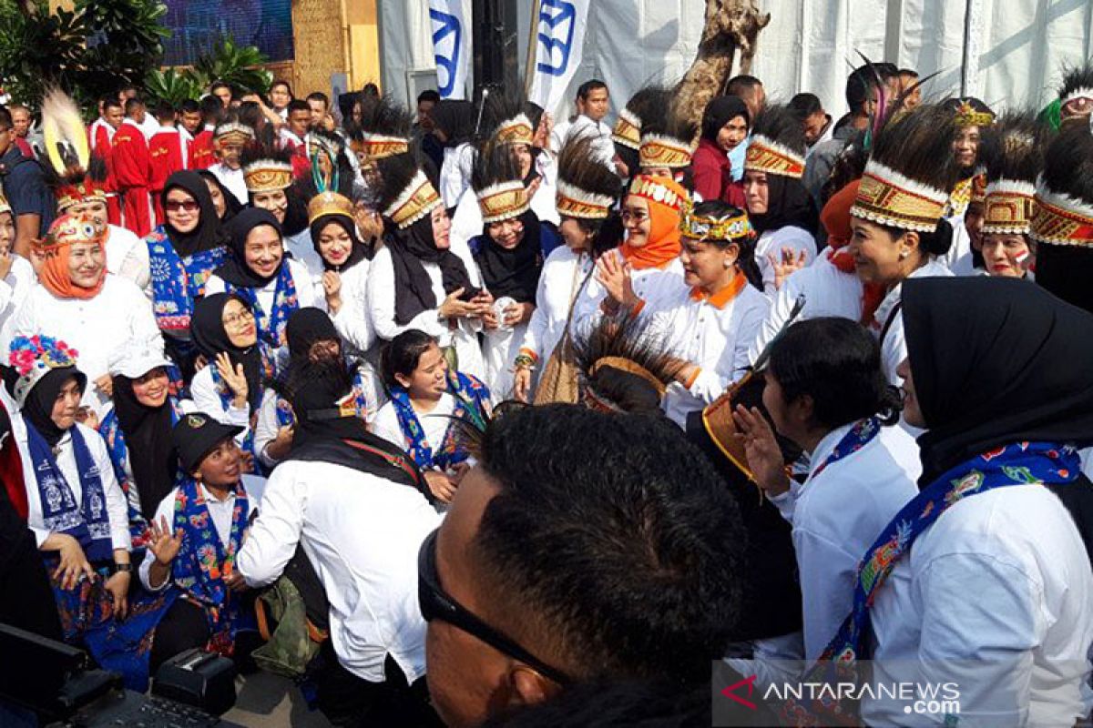 Iriana Joko Widodo hadiri jalan sehat peringati Hari Ibu