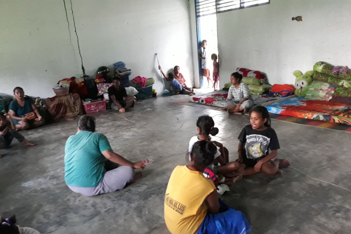 Anak korban banjir Desa Poi-Sigi diungsikan ke bekas sekolah swasta