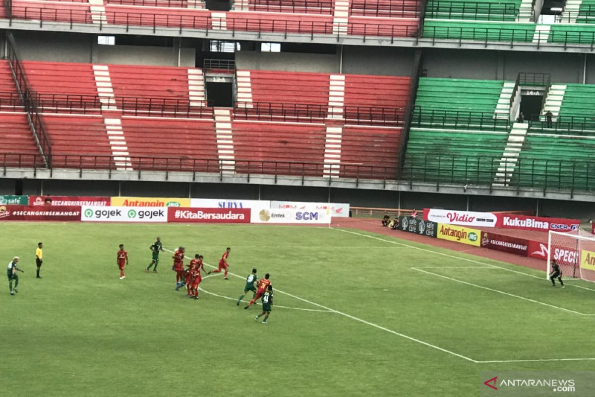 Persebaya tundukkan Bhayangkara FC dengan skor 4-0