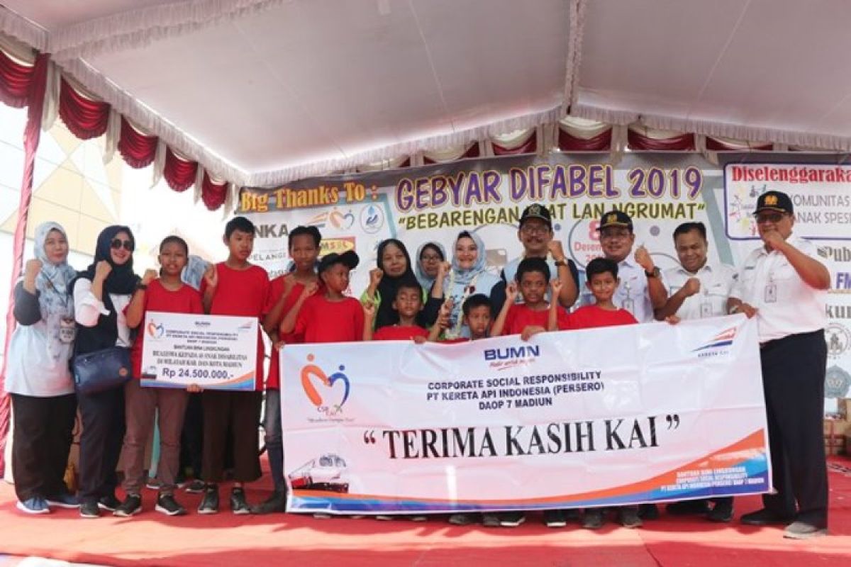 KAI Daop 7 salurkan beasiswa kepada 49 penyandang disabilitas