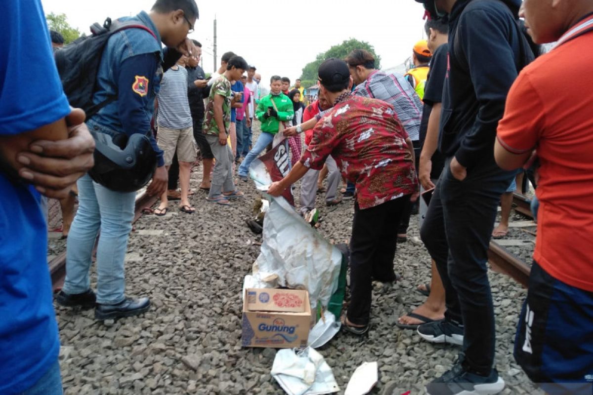 Pedagang kue tewas tersambar kereta di perlintasan Stasiun Buaran
