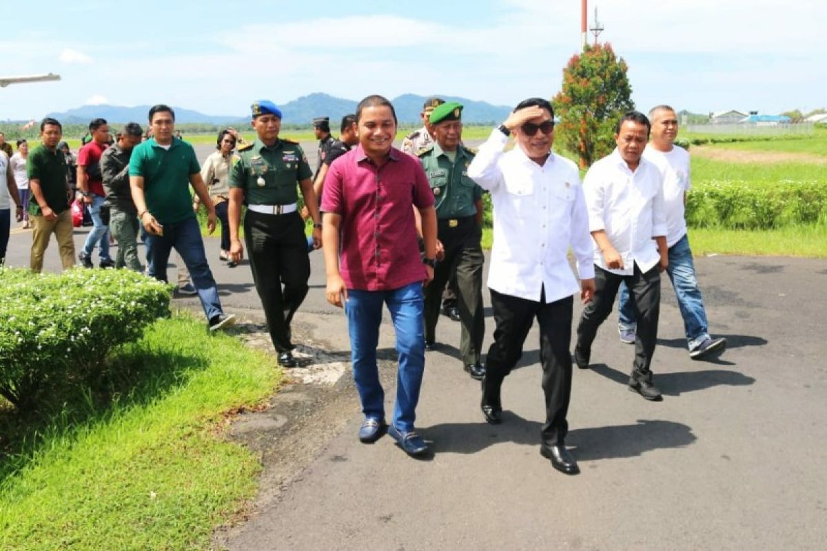 Bupati Tapteng sambut Kepala Staf Kepresidenan Moeldoko transit di Bandara FL Tobing