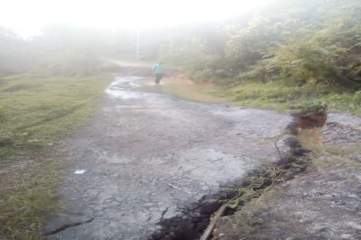 Jalan Sawit Seberang Langkat amblas akibat abrasi Sungai Mati