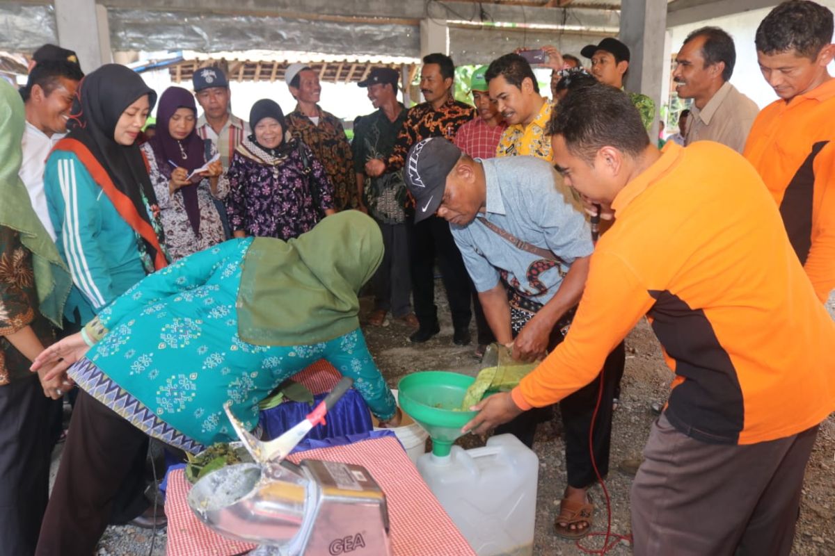 Petani Trenggalek dilatih membuat pupuk organik