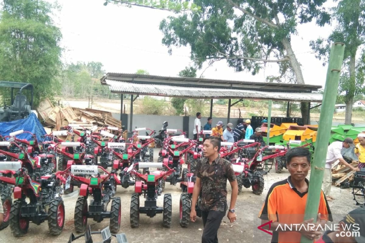 Dorong peningkatan produksi pertanian, Pemkab Sampang beri bantuan alsintan