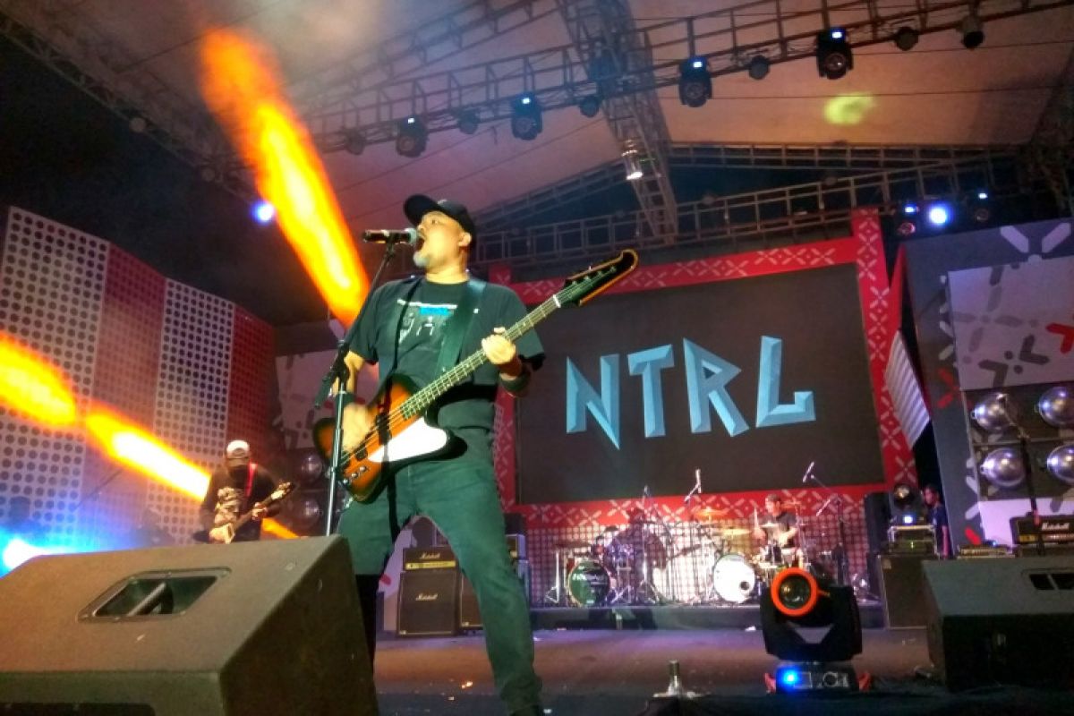 Grup rock NTRL sapa penggemar di Kota Ambon