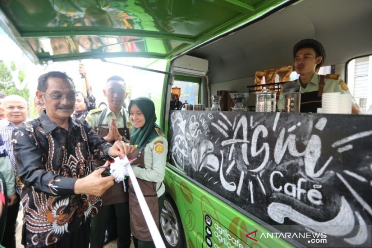 Gubsu resmikan bis kopi Polbangtan Medan