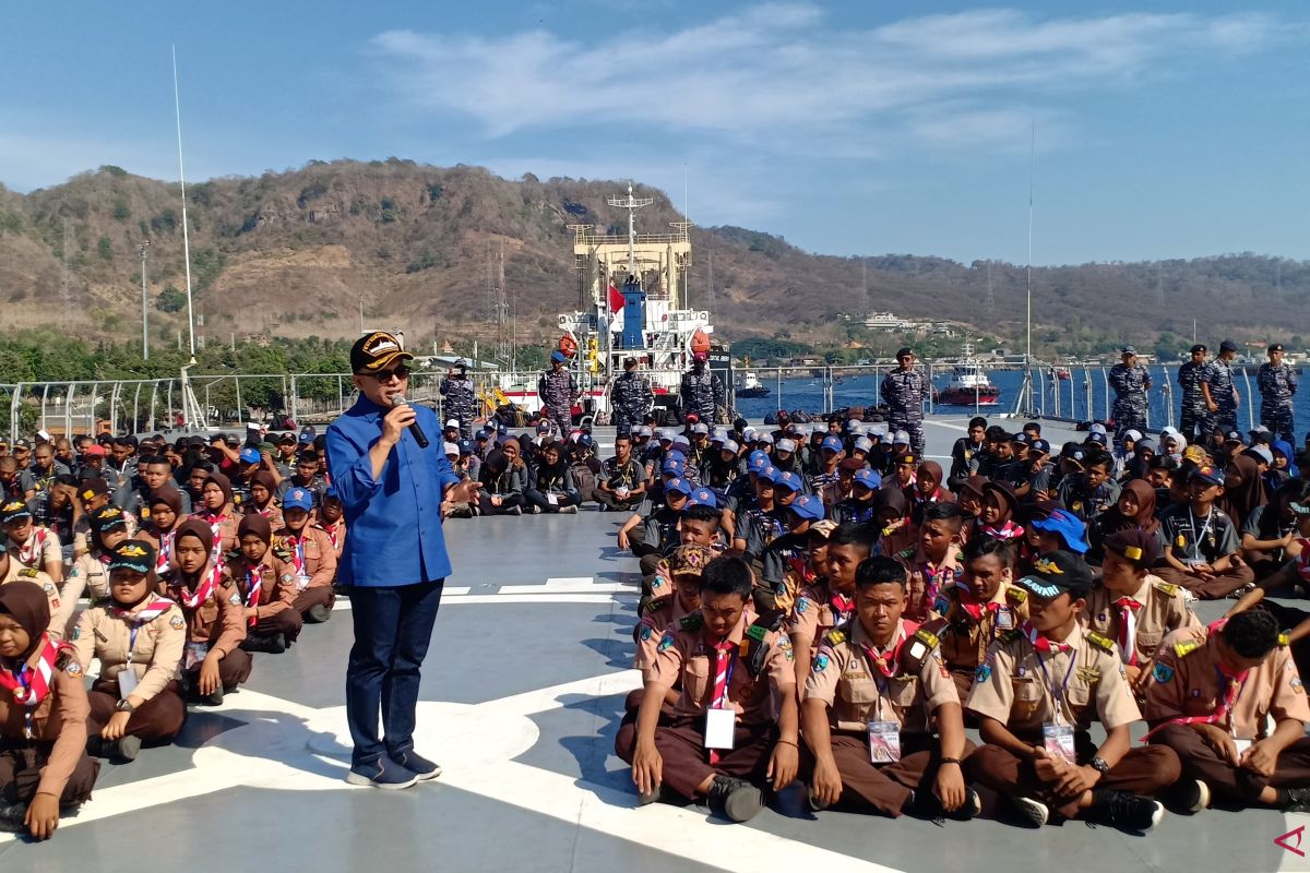 Ratusan pemuda Banyuwangi peroleh edukasi bela negara di atas KRI Surabaya