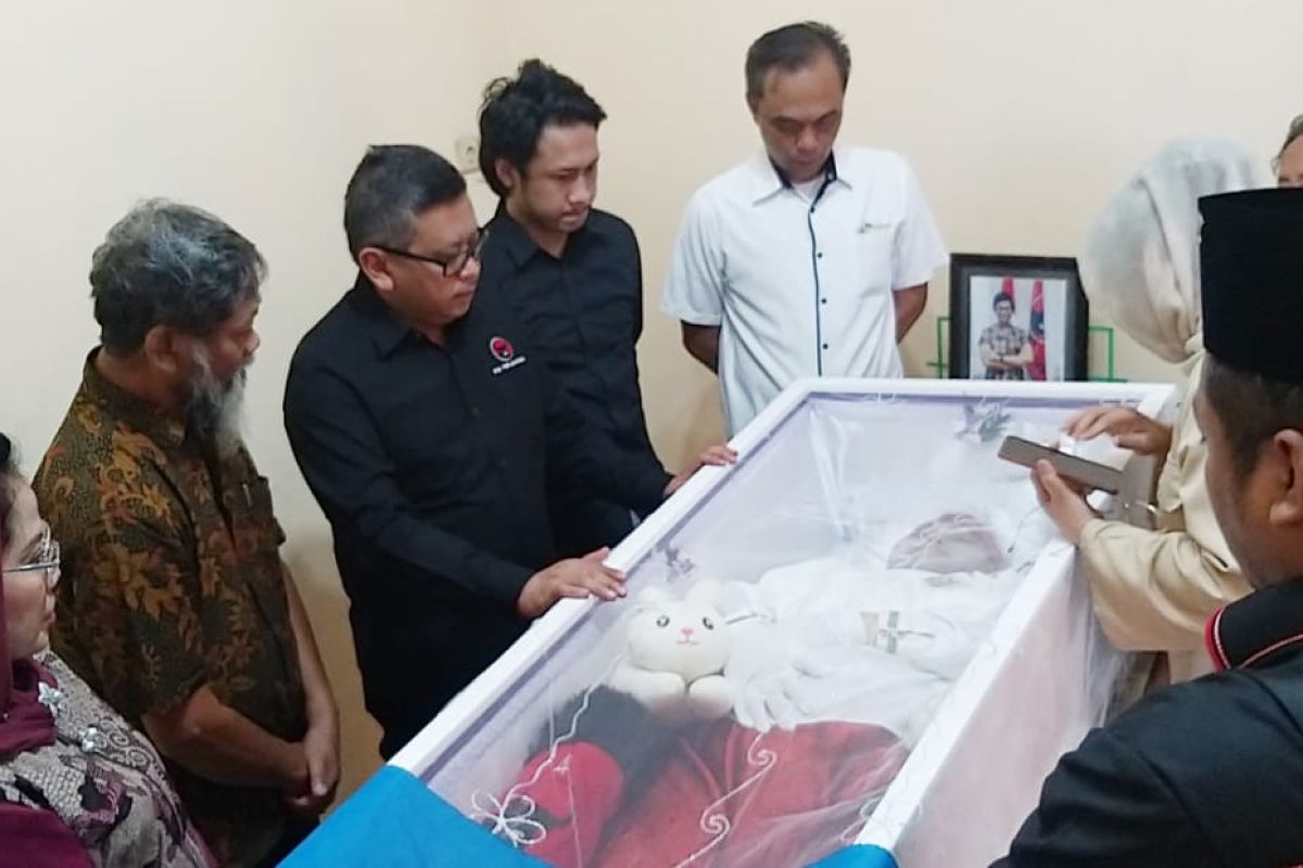 Sekjen PDIP melayat almarhumah mantan aktivis 98 di Surabaya