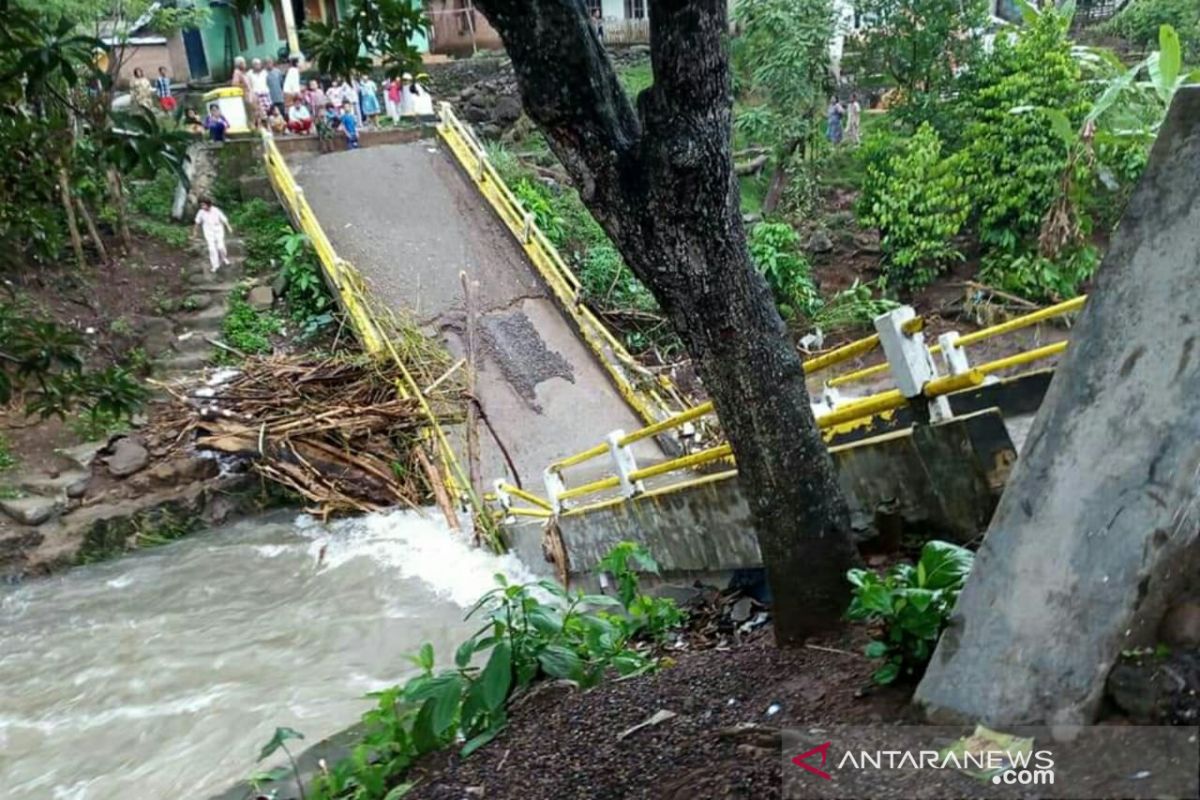 Dua jembatan putus serta tiga desa terendam banjir di Empat Lawang