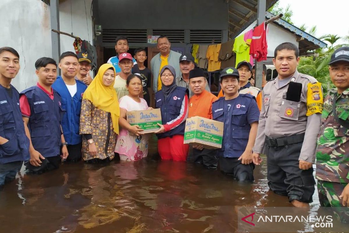 Bupati Atbah serahkan bantuan korban banjir Paloh