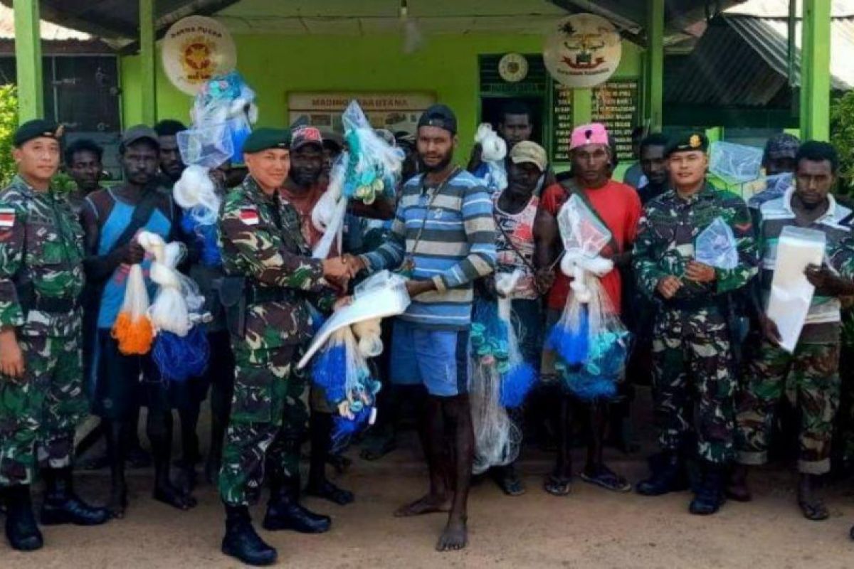 TNI berikan bantuan jala ikan untuk warga Erambu Merauke