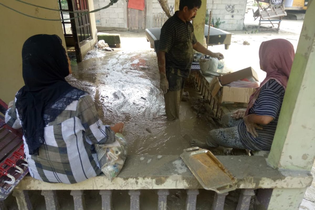 Banjir disertai lumpur terjang permukiman warga Desa Poi-Sigi