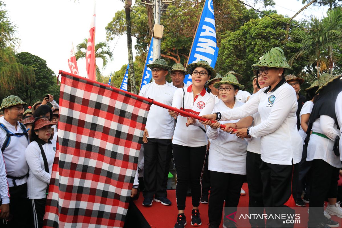 Putri Koster ajak jalan santai untuk sering bertemu masyarakat