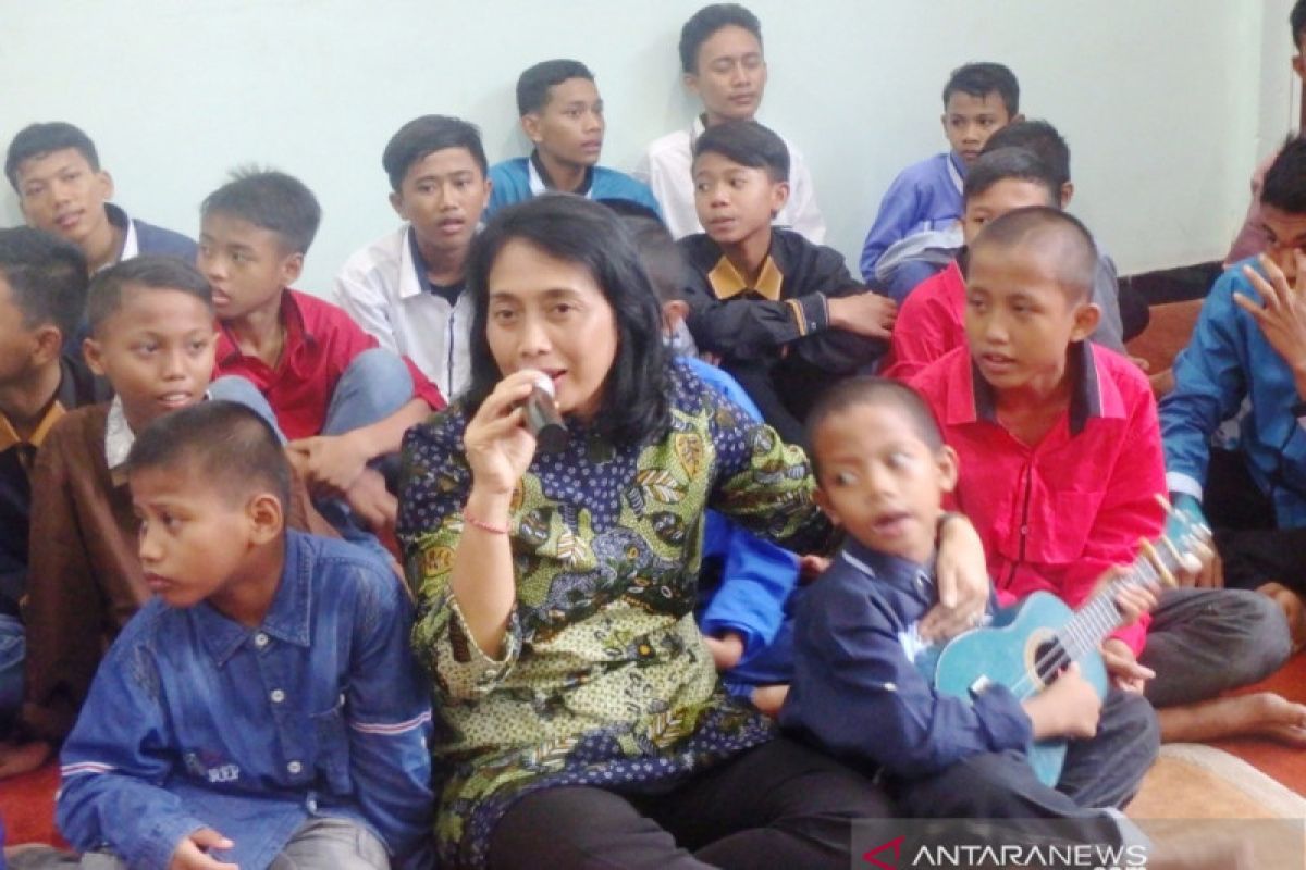 Saat di Kampung Anak Negeri Surabaya, Menteri PPPA lantunkan "Bunda"