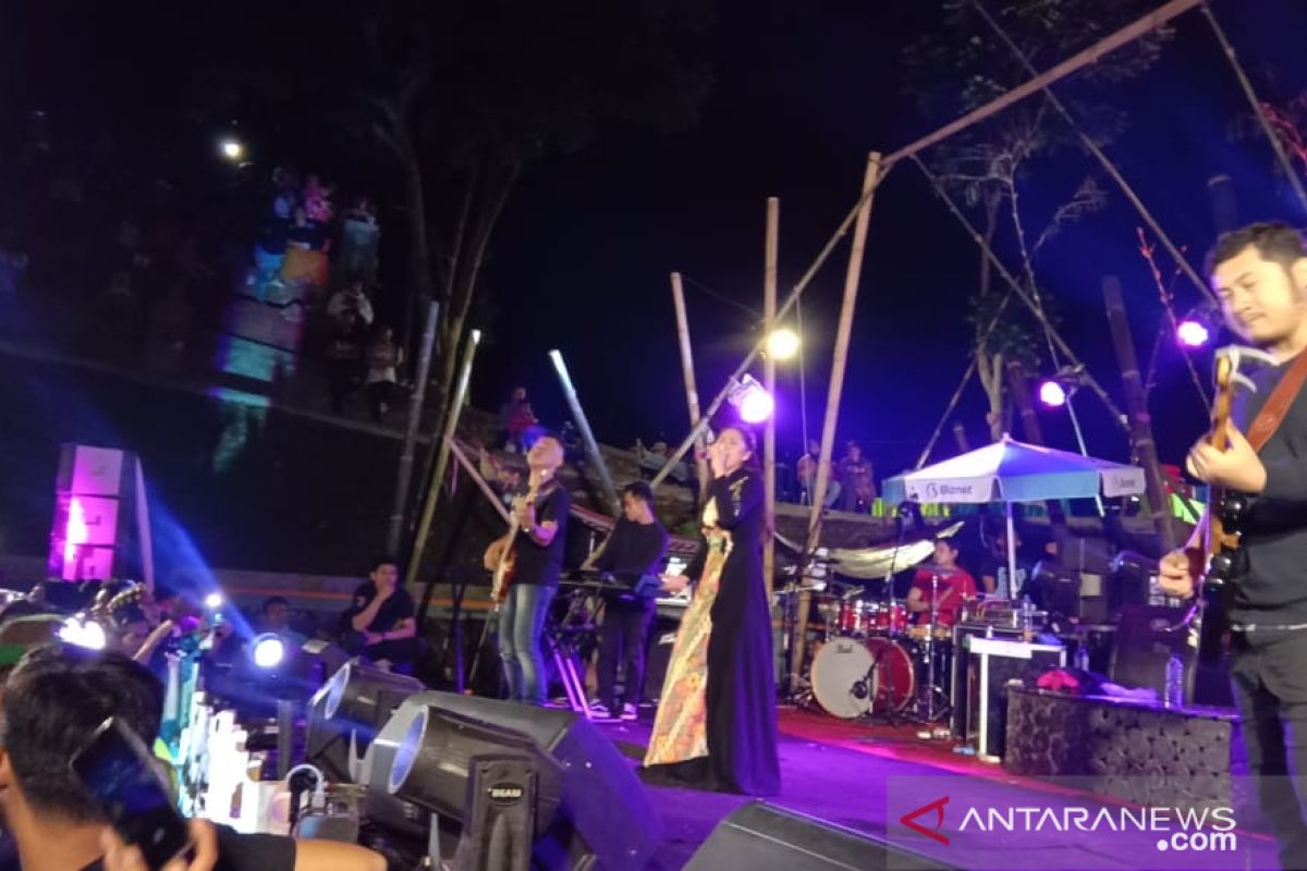 Tata Janeeta tampil memukau konser Symphony Rengganis Situbondo (Video)