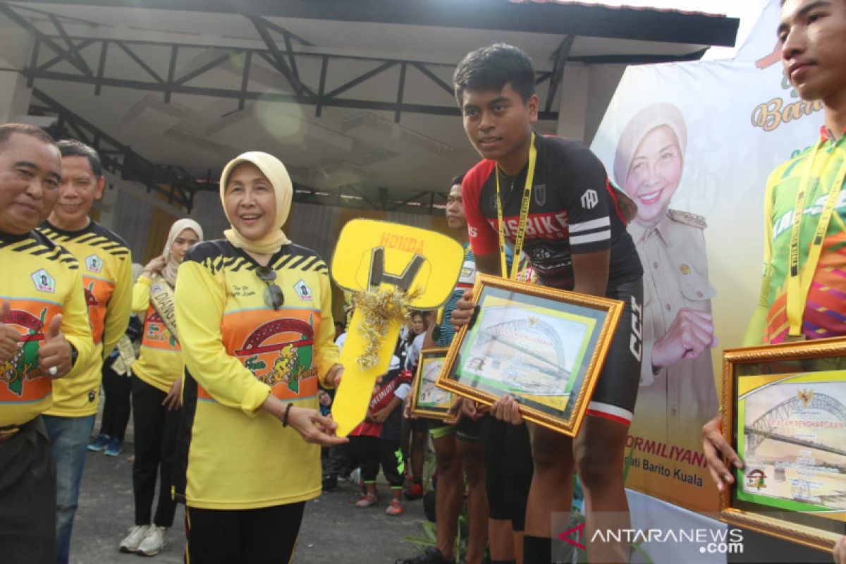 Samarinda cyclist wins Tour de Barito Kuala's Honda Brio