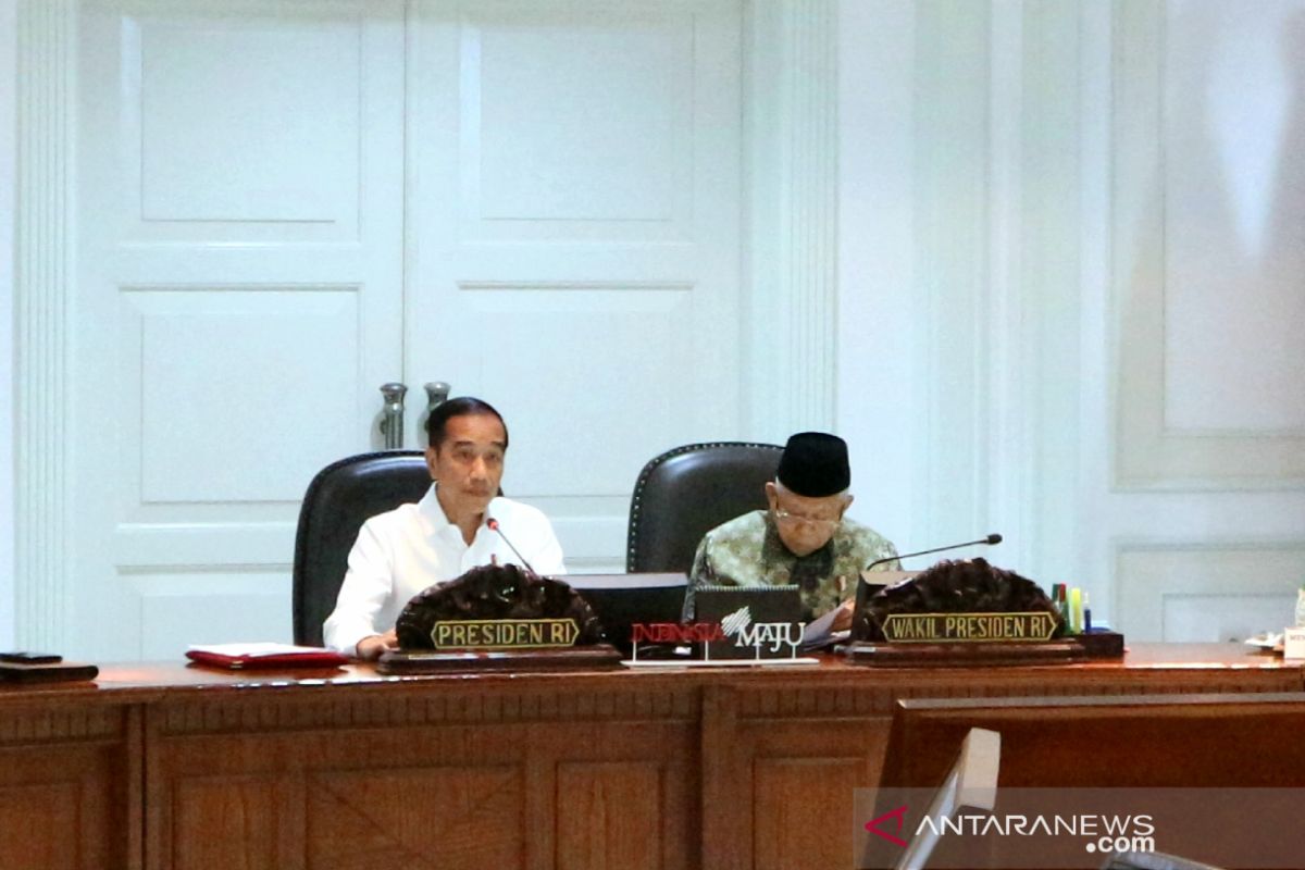 Presiden Jokowi menyoroti persoalan penyaluran KUR