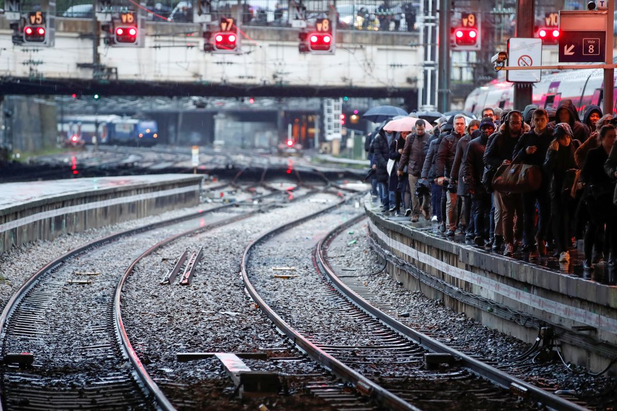 Terbaring di rel, tiga migran tewas dilindas kereta