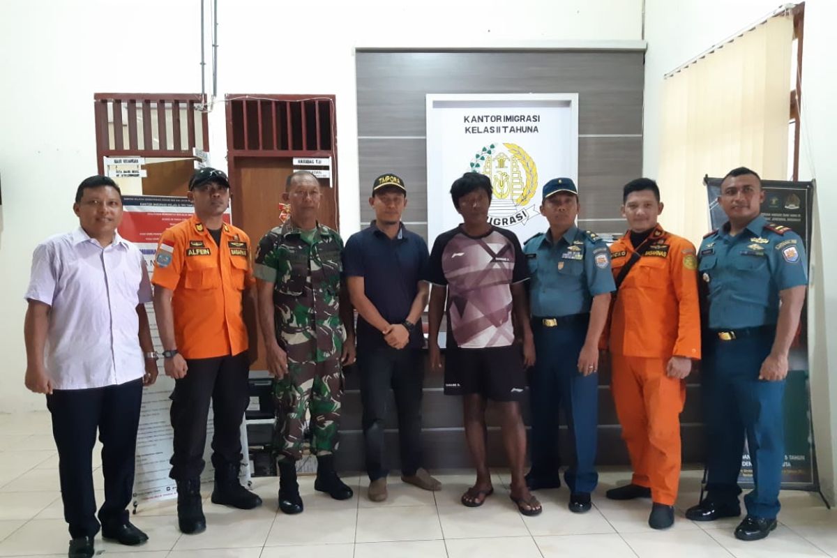 TNI AL serahkan satu warga Filipina ke kantor Imigrasi Tahuna