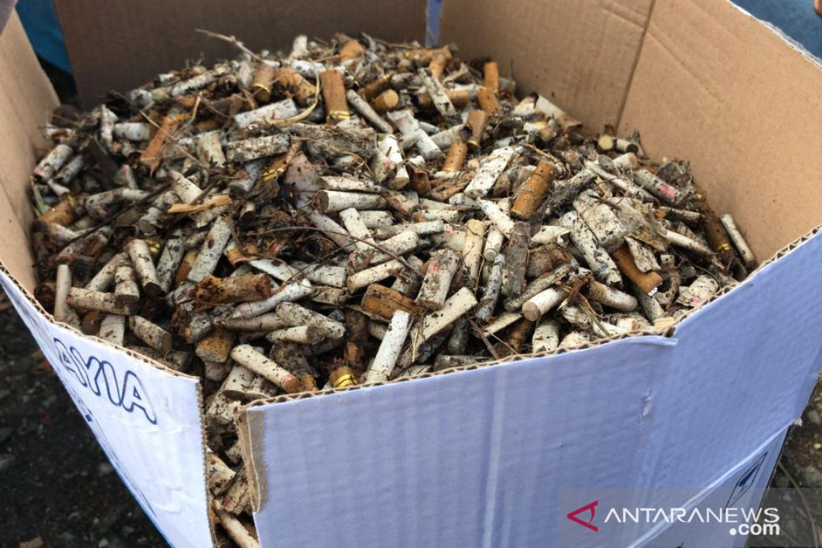 Komunitas antirokok menyayangkan Taman Sangkareang dipenuhi puntung rokok