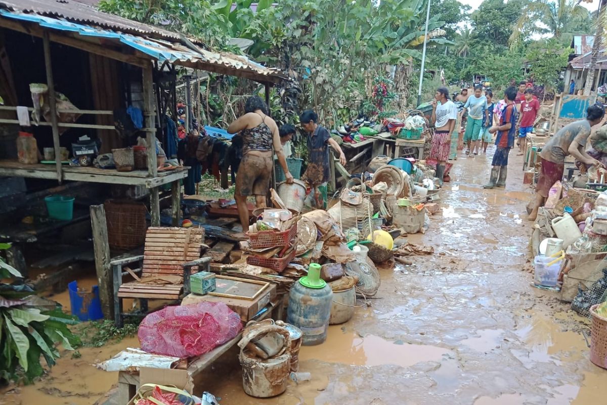 Tim Damkar Melawi bersihkan lumpur usai banjir bandang