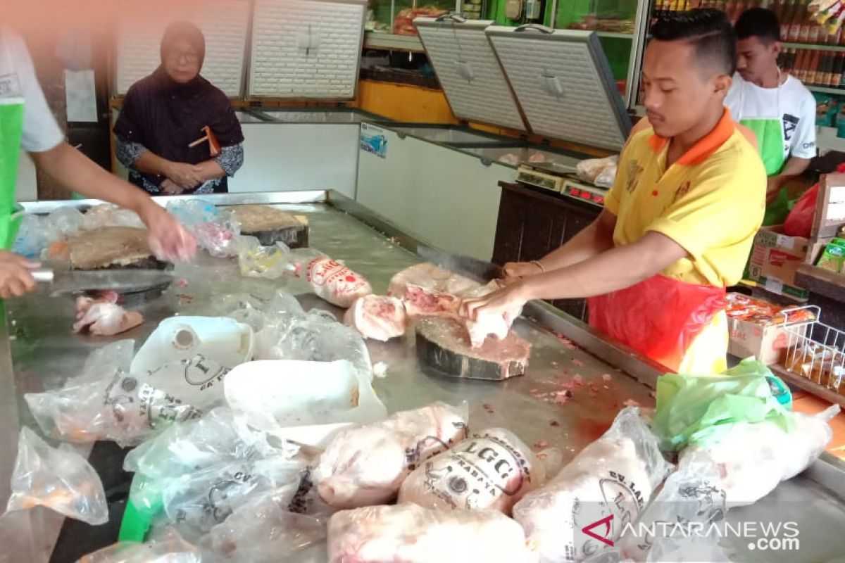 Harga daging ayam beku di pasar tradisional Ambon naik